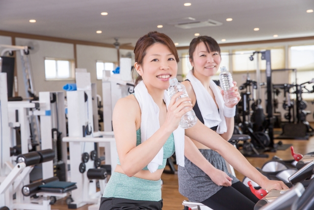 運動で脂肪を燃焼している女性